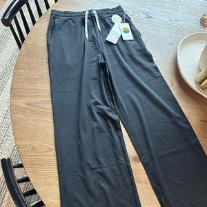 Vuori wide leg halo essential.